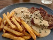 Saftiges Nackensteak mit grüner Pfeffersauce und Pommes Saftiges Nackensteak mit grüner Pfeffersauce und hausgemachten Pommes