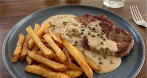 Saftiges Nackensteak mit grüner Pfeffersauce und Pommes Saftiges Nackensteak mit grüner Pfeffersauce und hausgemachten Pommes