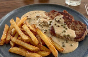Saftiges Nackensteak mit grüner Pfeffersauce und Pommes Saftiges Nackensteak mit grüner Pfeffersauce und hausgemachten Pommes