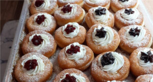 Sahne-Quark-Krapfen: Locker, zart und gefüllt mit Sahne und Marmelade Luftige Sahnekrapfen mit Marmelade und Sahne