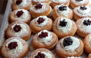 Sahne-Quark-Krapfen: Locker, zart und gefüllt mit Sahne und Marmelade Luftige Sahnekrapfen mit Marmelade und Sahne