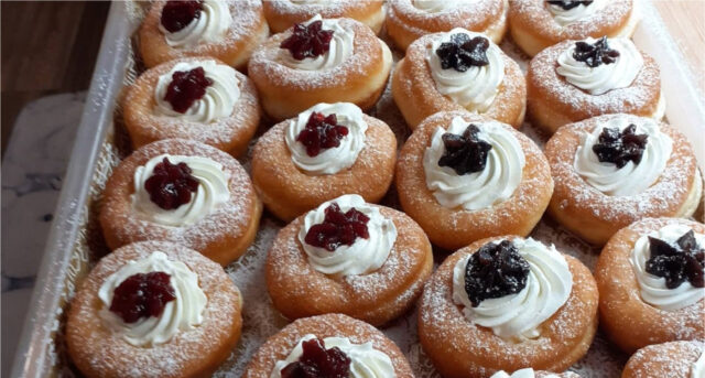sahne-quark-krapfen-313 Luftige Sahnekrapfen mit Marmelade und Sahne