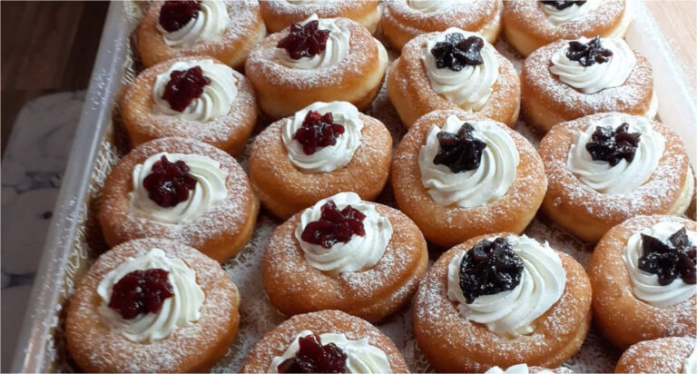 Sahne-Quark-Krapfen: Locker, zart und gefüllt mit Sahne und Marmelade