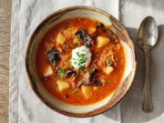Sauerkrautsuppe mit Pilzen: Schnelle und aromatische Suppe mit kräftiger Zwiebel-Mehlschwitze Schnelle Sauerkrautsuppe mit Pilzen, Kartoffeln und Sauerrahm serviert