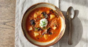 Sauerkrautsuppe mit Pilzen: Schnelle und aromatische Suppe mit kräftiger Zwiebel-Mehlschwitze Schnelle Sauerkrautsuppe mit Pilzen, Kartoffeln und Sauerrahm serviert