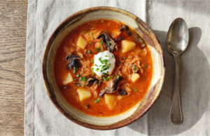 Sauerkrautsuppe mit Pilzen: Schnelle und aromatische Suppe mit kräftiger Zwiebel-Mehlschwitze Schnelle Sauerkrautsuppe mit Pilzen, Kartoffeln und Sauerrahm serviert
