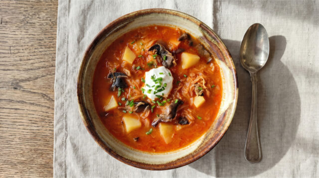 sauerkrautsuppe-pilze-variation-773 Schnelle Sauerkrautsuppe mit Pilzen, Kartoffeln und Sauerrahm serviert