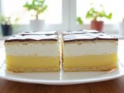 Hausgemachter Cremeschnitten aus zartem Blätterteig mit echter Vanillecreme, Schlagsahne und Schokoladenglasur Hausgemachte Cremeschnitten aus Blätterteig mit Vanillecreme und Schokolade