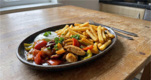 Schnelle Hähnchenpfanne mit Gemüse: Blitzschnelles Mittagessen mit knusprigen Ofenpommes Schnelle Hähnchenpfanne mit Gemüse und knusprigen Ofenpommes