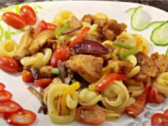 Blitzschnelles One-Pot-Mittagessen: Gesunde Pasta mit Hähnchen, knackigem buntem Gemüse und Sojasauce Schnelle Pasta mit Hähnchen und buntem Gemüse – gesundes One-Pot-Mittagessen