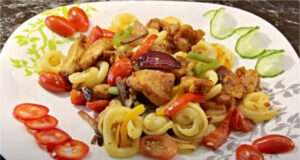 Blitzschnelles One-Pot-Mittagessen: Gesunde Pasta mit Hähnchen, knackigem buntem Gemüse und Sojasauce Schnelle Pasta mit Hähnchen und buntem Gemüse – gesundes One-Pot-Mittagessen