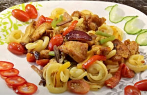 Blitzschnelles One-Pot-Mittagessen: Gesunde Pasta mit Hähnchen, knackigem buntem Gemüse und Sojasauce Schnelle Pasta mit Hähnchen und buntem Gemüse – gesundes One-Pot-Mittagessen