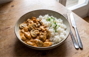 Schnelles Hähnchen mit Senf und Sauerrahm: Saftiges Fleisch und cremige Sauce in 30 Minuten Schnelles Hähnchen mit Senf und Sauerrahm auf einem Teller serviert