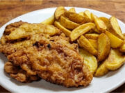 Schnitzelchen im Bierteig: Knusprige Hülle und saftiges Fleisch Schnitzelchen im Bierteig mit knuspriger Hülle und saftigem Fleisch