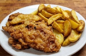 Schnitzelchen im Bierteig: Knusprige Hülle und saftiges Fleisch Schnitzelchen im Bierteig mit knuspriger Hülle und saftigem Fleisch