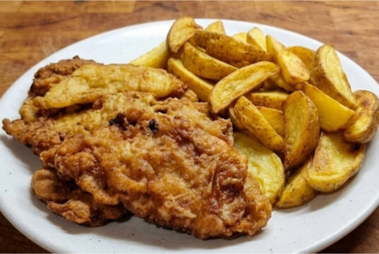 Schnitzelchen im Bierteig: Knusprige Hülle und saftiges Fleisch Schnitzelchen im Bierteig mit knuspriger Hülle und saftigem Fleisch