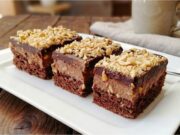 Nusswahnsinn mit Schokolade: Rezept für luxuriöse Schnitten mit Erdnussboden, Eigelbcreme und glänzender Glasur Nusswahnsinn – luxuriöse Schnitten mit Schokoladen-Eigelbcreme und Erdnüssen