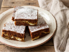 Schwarzer Kuchen mit Quark und Lotus-Keksen: Saftiges Gebäck ohne langes Aufschlagen Schwarzer Kuchen mit Quark und Lotus-Keksen aufgeschnitten