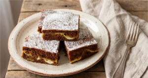 Schwarzer Kuchen mit Quark und Lotus-Keksen: Saftiges Gebäck ohne langes Aufschlagen Schwarzer Kuchen mit Quark und Lotus-Keksen aufgeschnitten