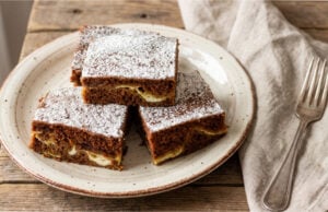 Schwarzer Kuchen mit Quark und Lotus-Keksen: Saftiges Gebäck ohne langes Aufschlagen Schwarzer Kuchen mit Quark und Lotus-Keksen aufgeschnitten