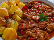Schweinefilet mit Speck, Paprika und Lauch: Saftige Pfannenmischung, perfekt zu Ofenkartoffeln Schweinefilet mit Speck, Paprika und Lauch – saftige Pfannenmischung