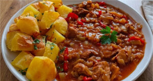 Schweinefilet mit Speck, Paprika und Lauch: Saftige Pfannenmischung, perfekt zu Ofenkartoffeln Schweinefilet mit Speck, Paprika und Lauch – saftige Pfannenmischung