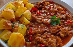 Schweinefilet mit Speck, Paprika und Lauch: Saftige Pfannenmischung, perfekt zu Ofenkartoffeln Schweinefilet mit Speck, Paprika und Lauch – saftige Pfannenmischung