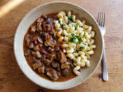 Schweinefleisch mit Champignons und Paprika in Sauce: Einfaches Familienessen mit Nudeln Schweinefleisch mit Champignons und Paprika in Sauce serviert mit Nudeln