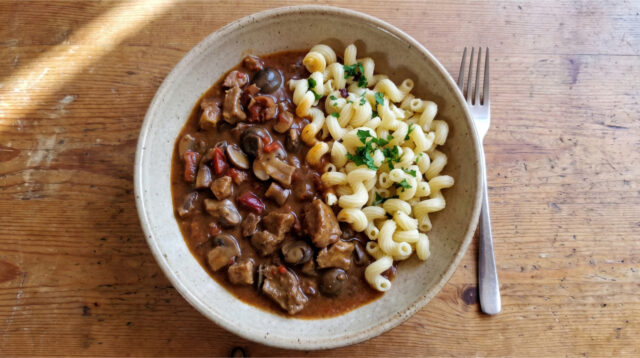 schweinefleisch-champignons-paprika-nudeln Schweinefleisch mit Champignons und Paprika in Sauce serviert mit Nudeln