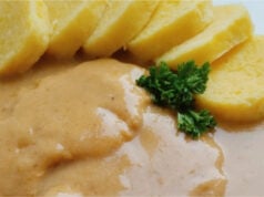 Schweinefleischscheiben in Senfsauce: Zartes Fleisch mit feiner Zwiebelsoße Schweinefleischscheiben in Senfsauce mit feiner Zwiebelsoße