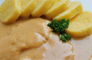 Schweinefleischscheiben in Senfsauce: Zartes Fleisch mit feiner Zwiebelsoße Schweinefleischscheiben in Senfsauce mit feiner Zwiebelsoße