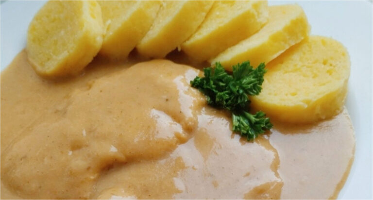 Schweinefleischscheiben in Senfsauce: Zartes Fleisch mit feiner Zwiebelsoße