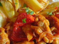 Zarte Schweinefiletstreifen in Curry-Gemüsesauce mit aromatischen Ofenkartoffeln Schweinekotelett mit Gemüse und Curry in der Pfanne – saftiges Fleisch dank Stärke