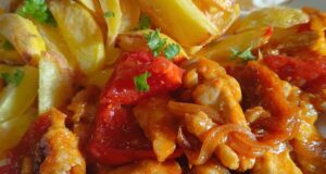 Zarte Schweinefiletstreifen in Curry-Gemüsesauce mit aromatischen Ofenkartoffeln Schweinekotelett mit Gemüse und Curry in der Pfanne – saftiges Fleisch dank Stärke