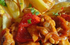 Zarte Schweinefiletstreifen in Curry-Gemüsesauce mit aromatischen Ofenkartoffeln Schweinekotelett mit Gemüse und Curry in der Pfanne – saftiges Fleisch dank Stärke