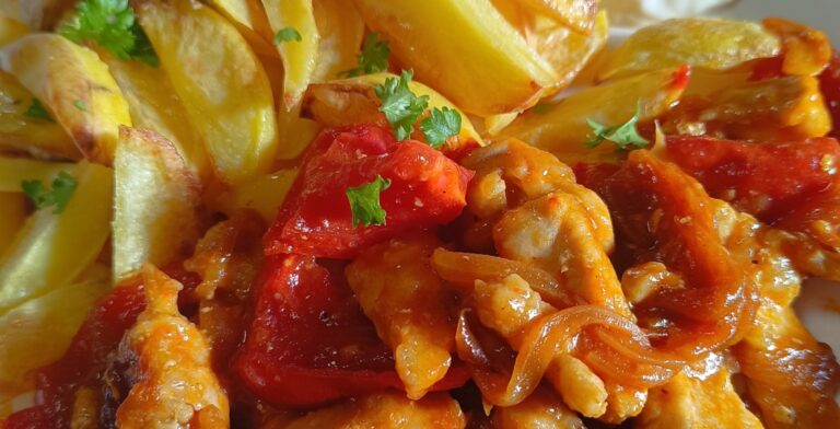 Zarte Schweinefiletstreifen in Curry-Gemüsesauce mit aromatischen Ofenkartoffeln