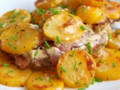 Versteckter Schweinenacken unter Kartoffelhaube mit Zwiebeln, geräuchertem Speck und Sahne im Ofen gebacken Versteckter Schweinenacken unter Kartoffeln mit Sahne – einfaches Ofengericht aus einer Form
