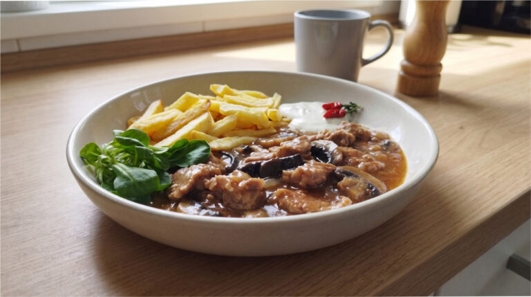 Schweinenacken mit Champignons: Saftiges Fleisch in reichhaltiger Sauce mit knusprigen Pommes