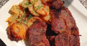 Saftiges Schweinenackensteak auf Sahnekartoffeln mit Speck, Zwiebeln und überbackener Mozzarella Saftiger Schweinenacken auf Sahnekartoffeln mit Speck und Mozzarella