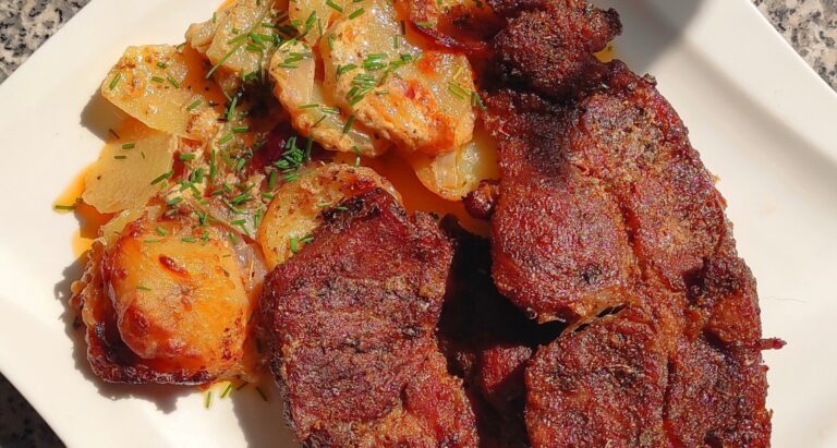 Saftiges Schweinenackensteak auf Sahnekartoffeln mit Speck, Zwiebeln und überbackener Mozzarella