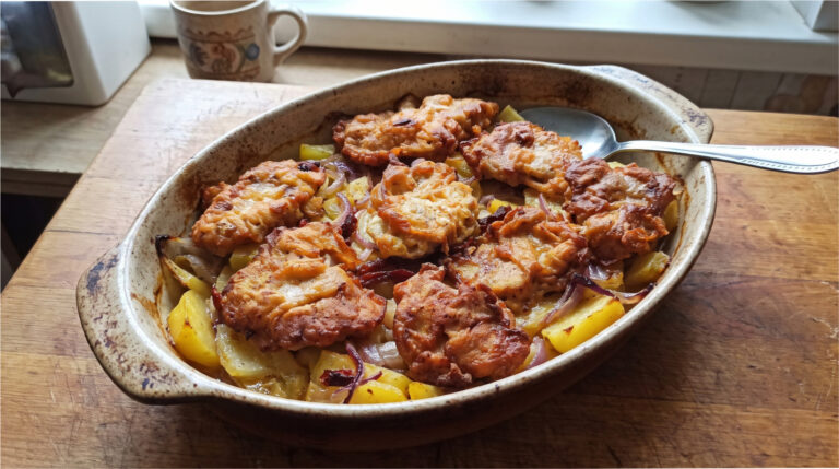 Saftiges Schweinenackensteak im Backteig auf Kartoffeln: Herzhaftes Ofengericht aus einer Form