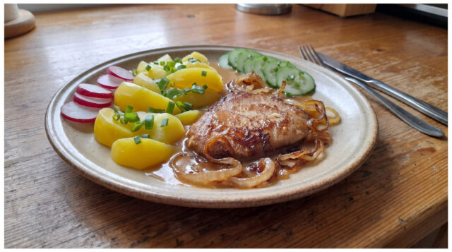 schweineschnitzel-zwiebel-sosse-1 Schweineschnitzel mit Zwiebelsoße und Kartoffeln auf einem Teller