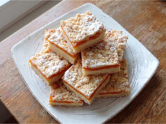 Streuselkuchen mit Vanillepudding und Aprikosen: Saftiges Dessert mit knuspriger Schicht Streuselkuchen mit Vanillepudding und Aprikosen auf dem Blech