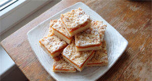 Streuselkuchen mit Vanillepudding und Aprikosen: Saftiges Dessert mit knuspriger Schicht Streuselkuchen mit Vanillepudding und Aprikosen auf dem Blech