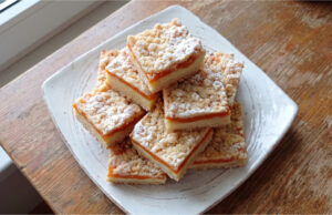Streuselkuchen mit Vanillepudding und Aprikosen: Saftiges Dessert mit knuspriger Schicht Streuselkuchen mit Vanillepudding und Aprikosen auf dem Blech