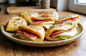 Taschensandwiches aus selbstgemachtem Teig: Günstiger Snack für Arbeit und Ausflug, der den ganzen Tag hält Verschiedene hausgemachte Taschensandwiches auf einem Teller