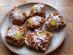 Teuflische Fleischmischung für Brotscheiben: Pikantes Fleisch mit Tomaten, Paprika und Knoblauch Teuflische Fleischmischung auf geröstetem Brot serviert