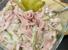Traditioneller hausgemachter Feinkostsalat mit Mayonnaise, Schinkensalami und Gemüse Traditioneller Feinkostsalat mit Mayonnaise, Gemüse und Wurst – einfaches Rezept