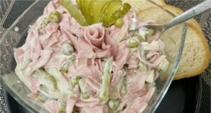 Traditioneller hausgemachter Feinkostsalat mit Mayonnaise, Schinkensalami und Gemüse Traditioneller Feinkostsalat mit Mayonnaise, Gemüse und Wurst – einfaches Rezept