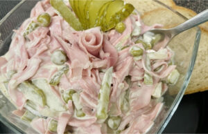 Traditioneller hausgemachter Feinkostsalat mit Mayonnaise, Schinkensalami und Gemüse Traditioneller Feinkostsalat mit Mayonnaise, Gemüse und Wurst – einfaches Rezept